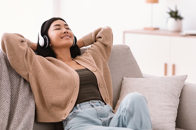 How Noise-Cancelling Headphones Eliminate Outside Noise